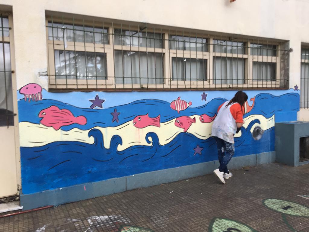 YPF Luz realizó una jornada de muralismo en la Escuela N°28 “Hipólito Yrigoyen